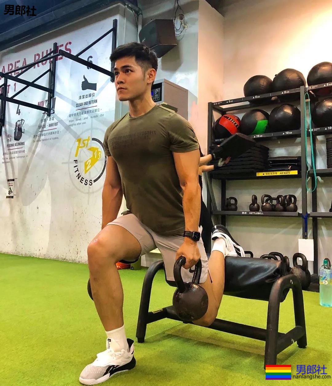 小狼狗健身私教沐浴照刷屏！精壮腱子肉身材，好想买课惹！ - 51虹马