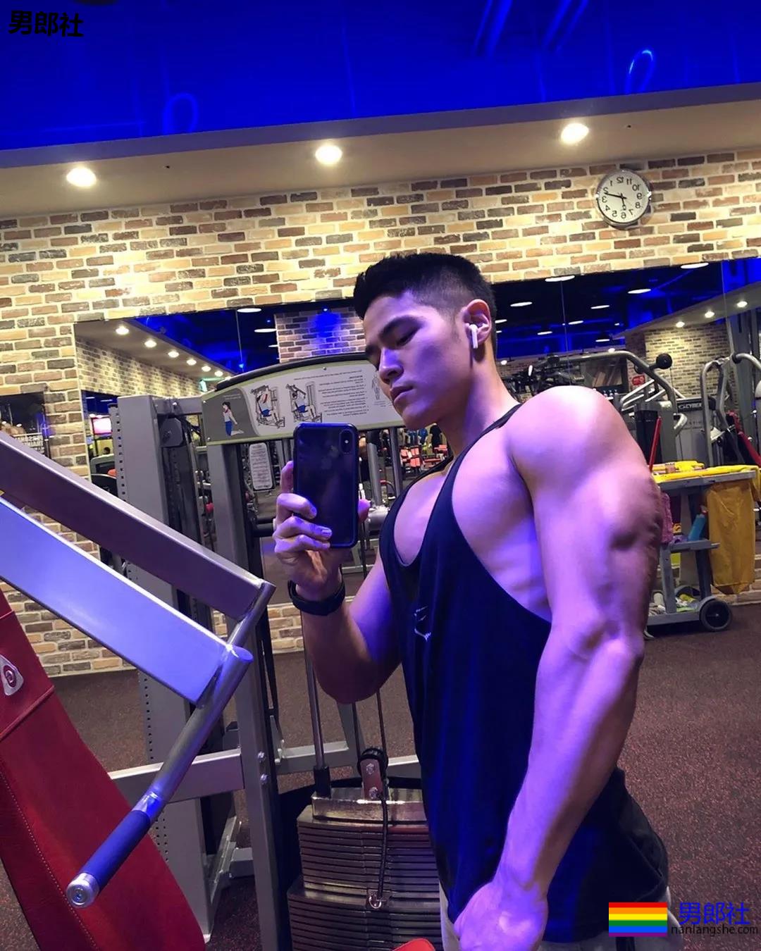 小狼狗健身私教沐浴照刷屏！精壮腱子肉身材，好想买课惹！ - 51虹马