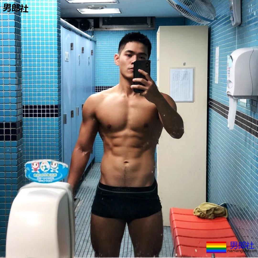 小狼狗健身私教沐浴照刷屏！精壮腱子肉身材，好想买课惹！ - 51虹马