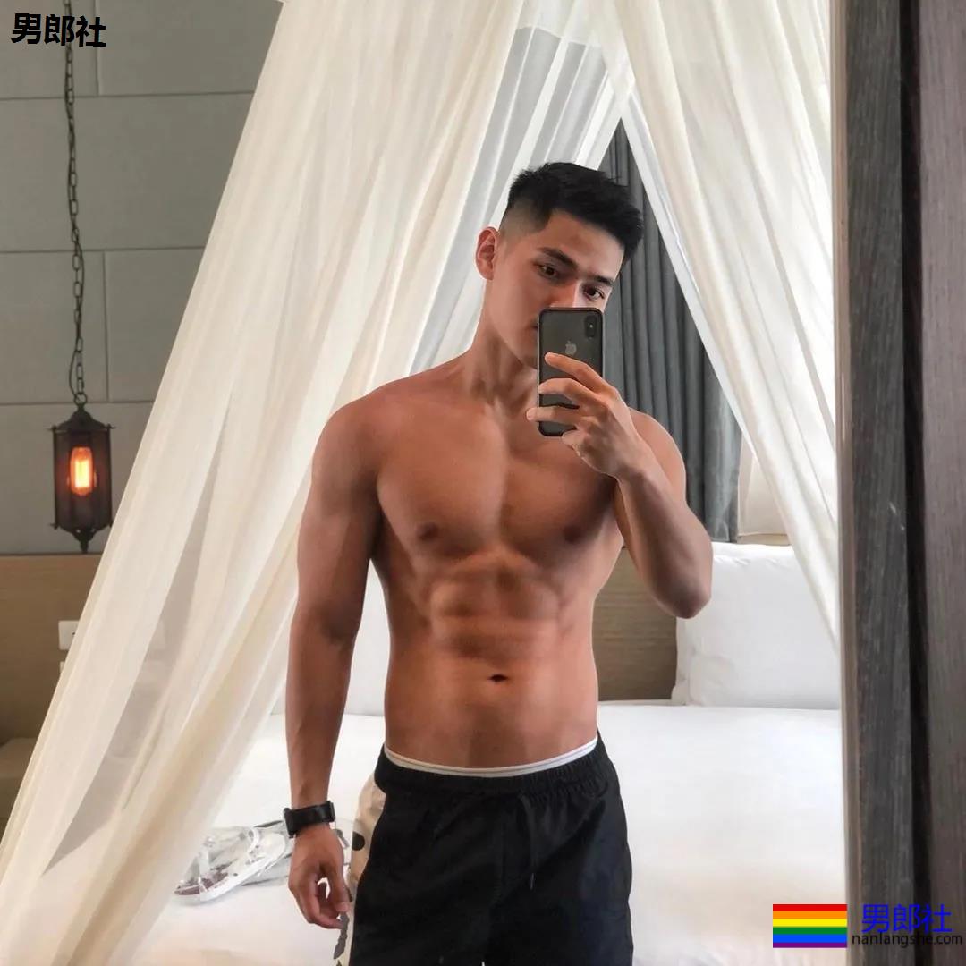 小狼狗健身私教沐浴照刷屏！精壮腱子肉身材，好想买课惹！ - 51虹马