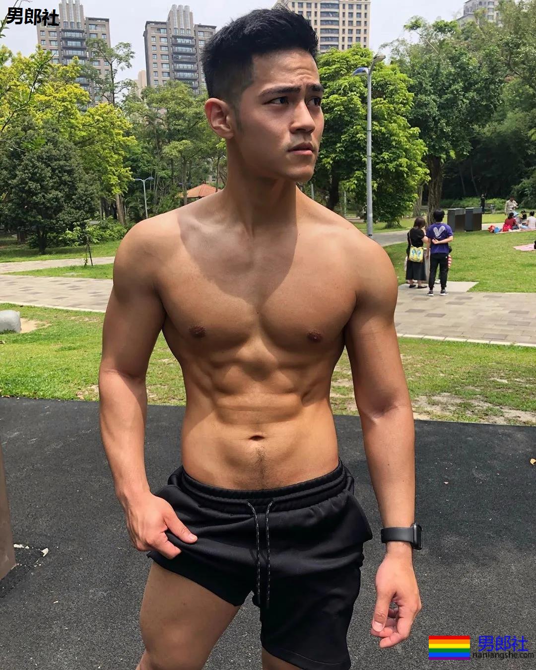 小狼狗健身私教沐浴照刷屏！精壮腱子肉身材，好想买课惹！ - 51虹马