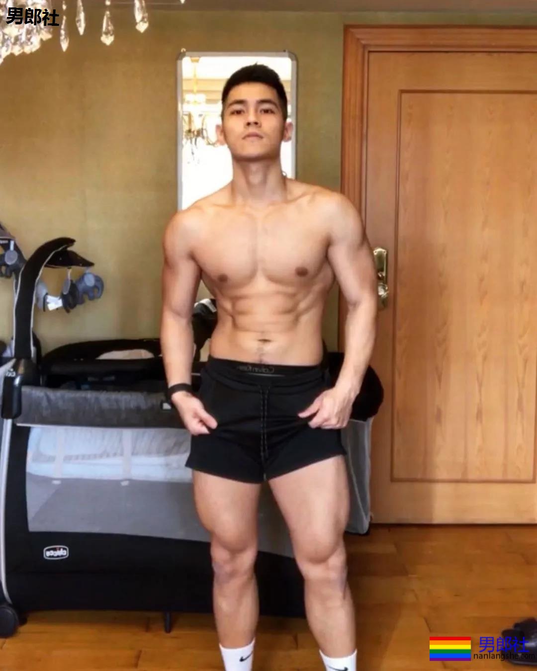 小狼狗健身私教沐浴照刷屏！精壮腱子肉身材，好想买课惹！ - 51虹马