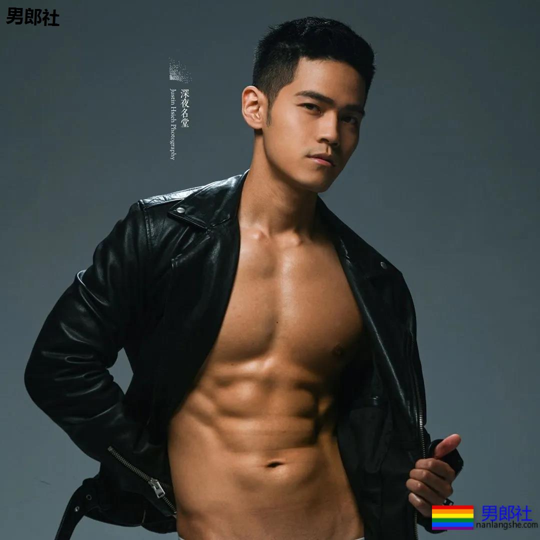 小狼狗健身私教沐浴照刷屏！精壮腱子肉身材，好想买课惹！ - 51虹马