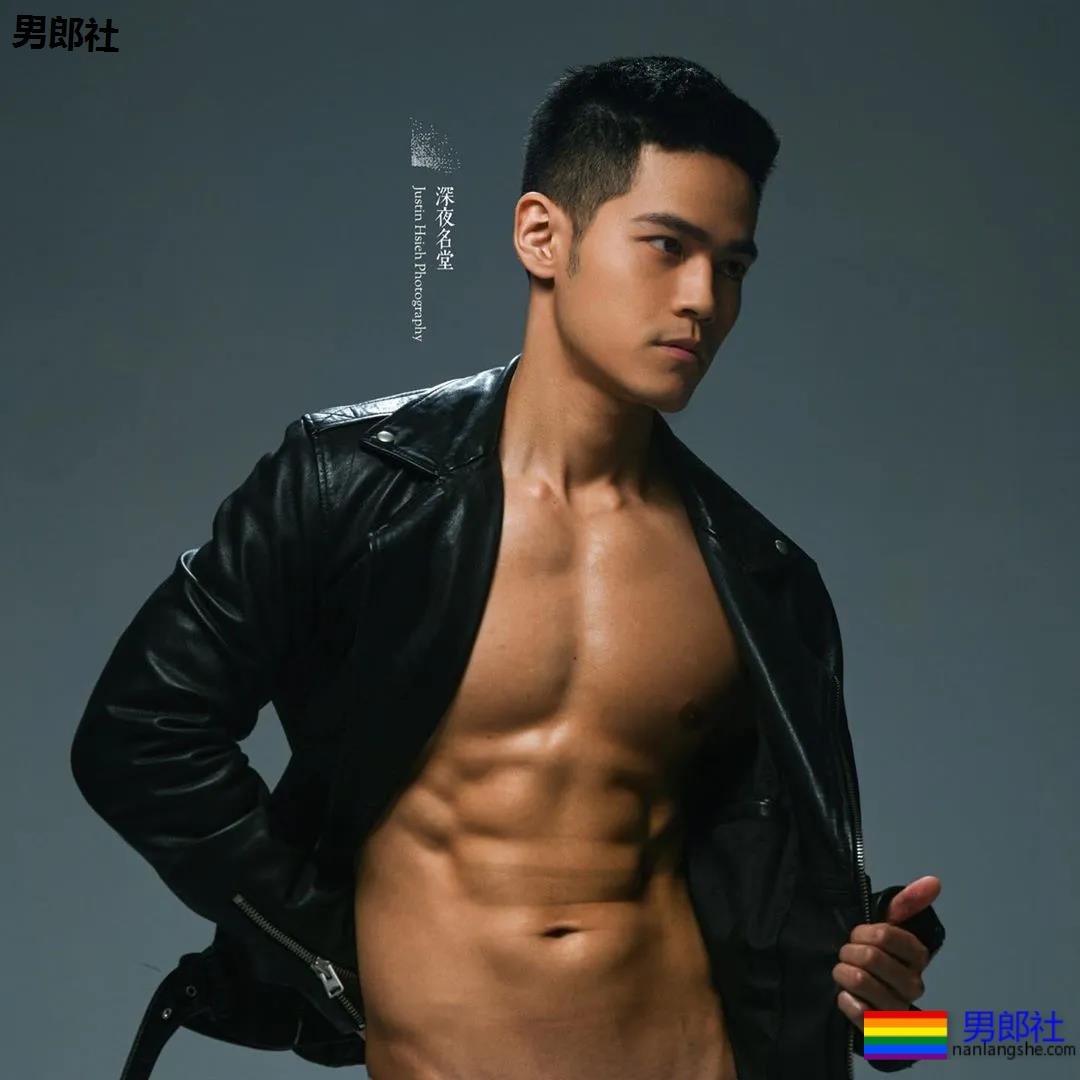 小狼狗健身私教沐浴照刷屏！精壮腱子肉身材，好想买课惹！ - 51虹马