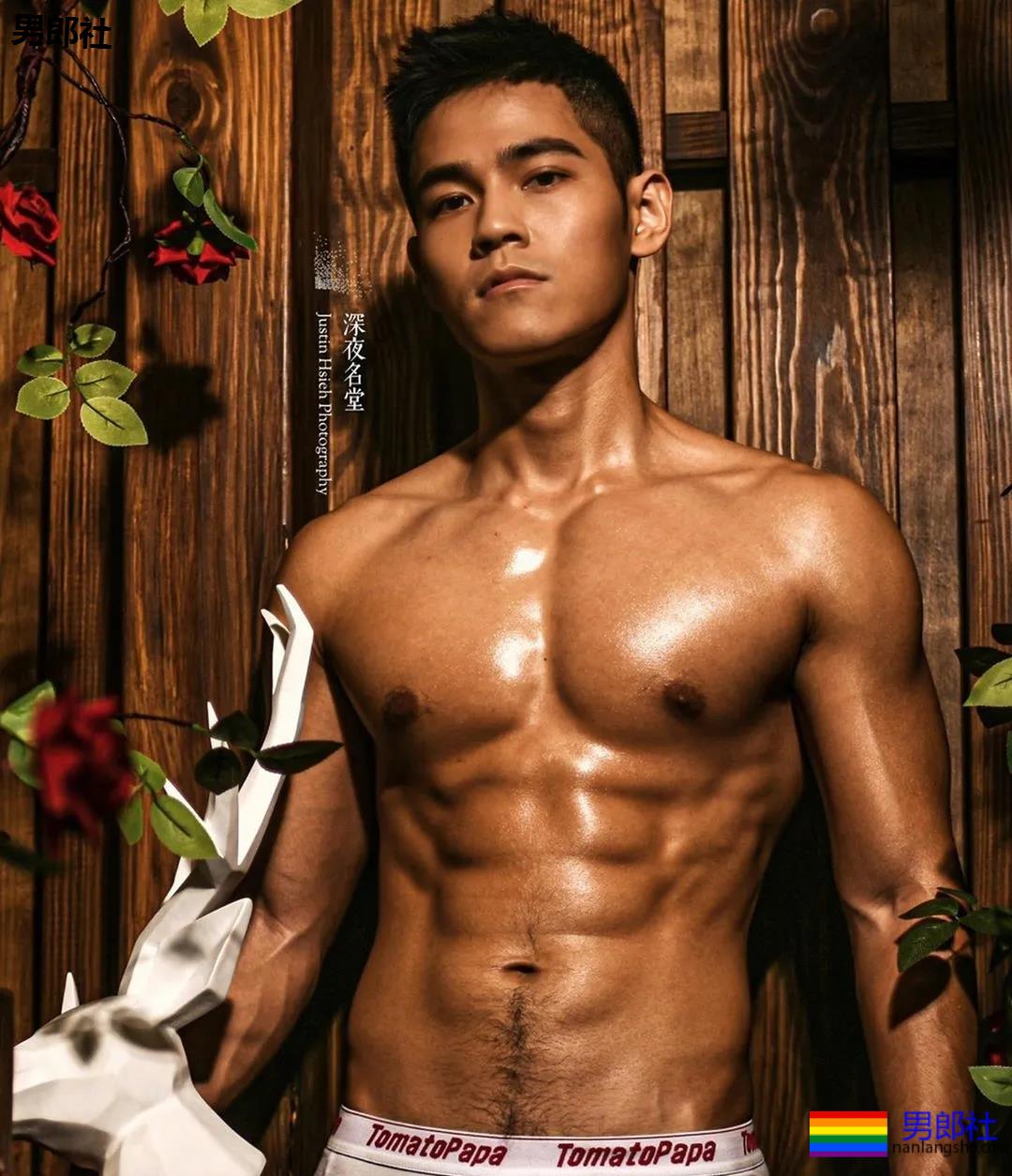 小狼狗健身私教沐浴照刷屏！精壮腱子肉身材，好想买课惹！ - 51虹马