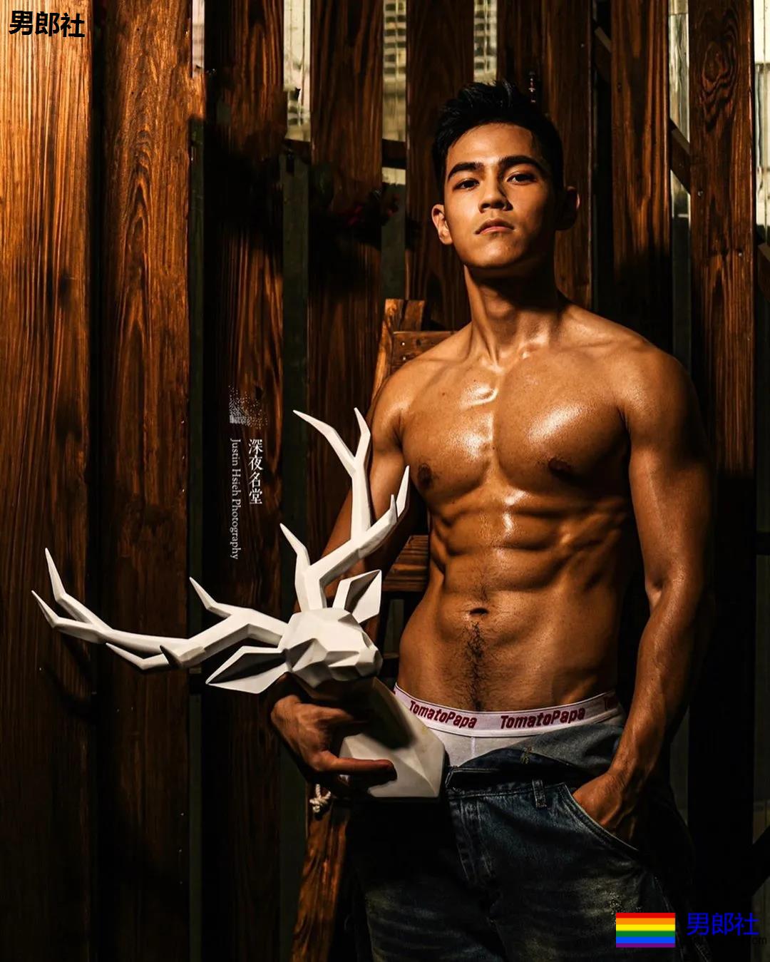 小狼狗健身私教沐浴照刷屏！精壮腱子肉身材，好想买课惹！ - 51虹马