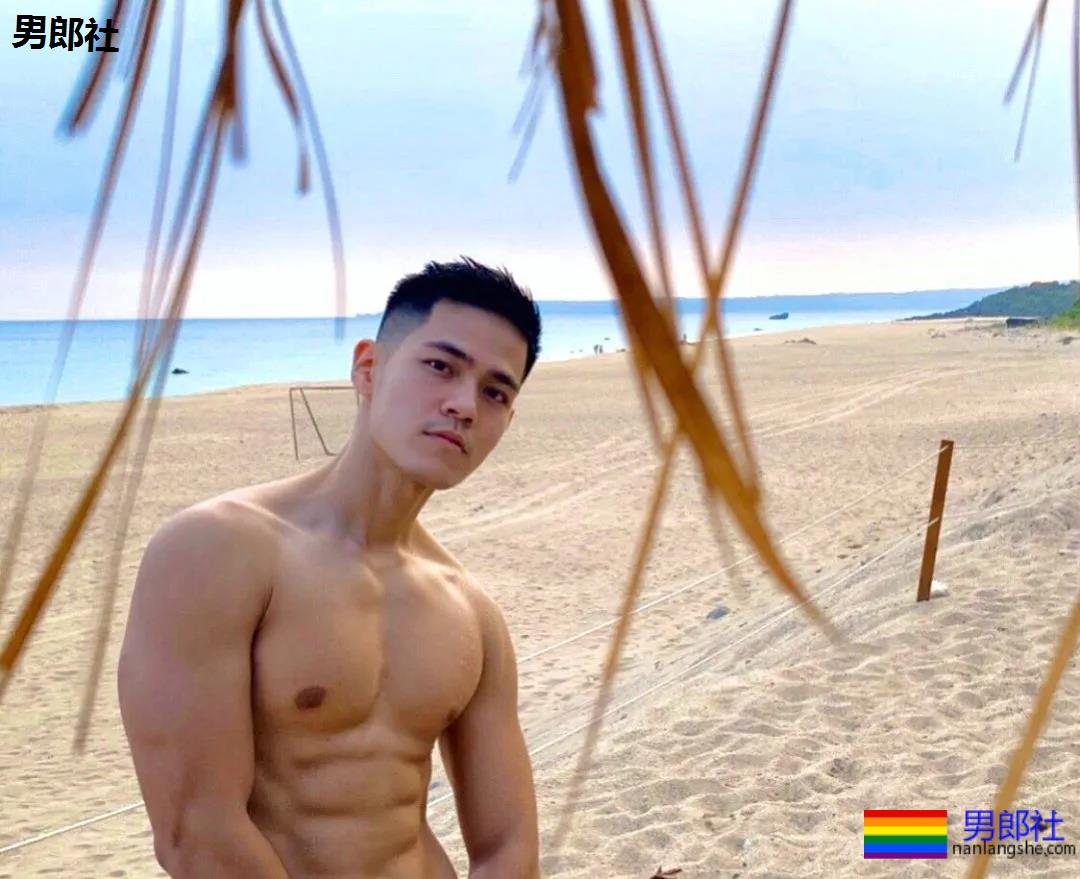 小狼狗健身私教沐浴照刷屏！精壮腱子肉身材，好想买课惹！ - 51虹马