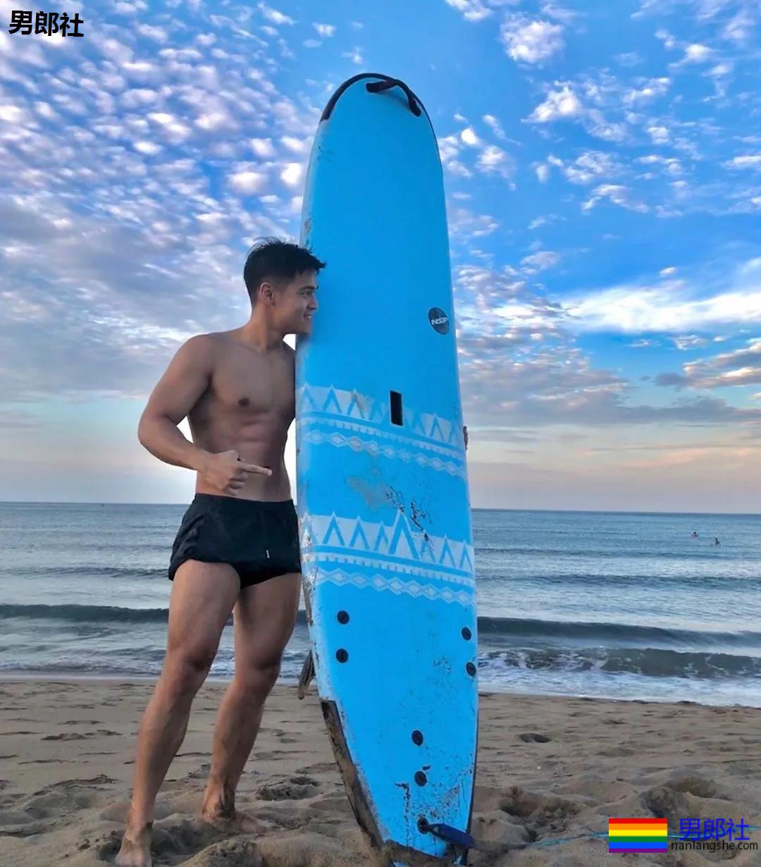 小狼狗健身私教沐浴照刷屏！精壮腱子肉身材，好想买课惹！ - 51虹马