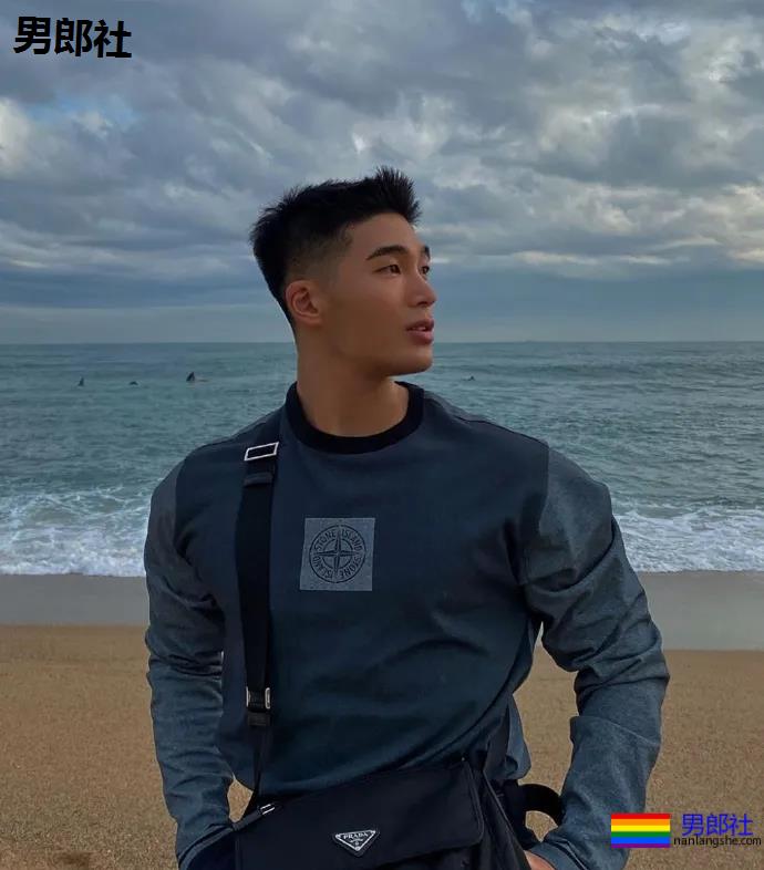 韩国一在读体育生，这组照片是他在海滩度假的时候拍的 - 51虹马