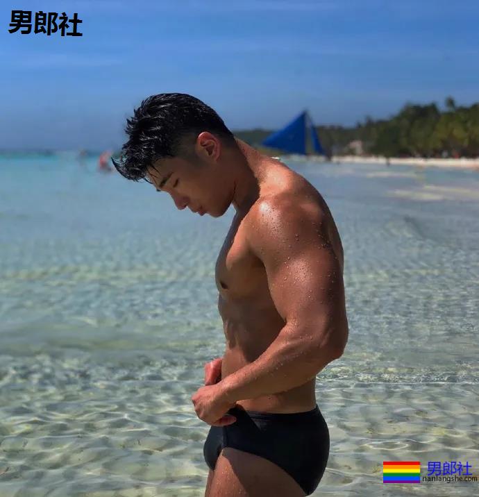 韩国一在读体育生，这组照片是他在海滩度假的时候拍的 - 51虹马