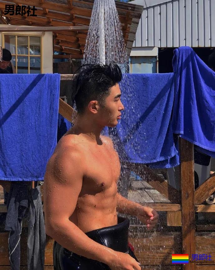 韩国一在读体育生，这组照片是他在海滩度假的时候拍的 - 51虹马