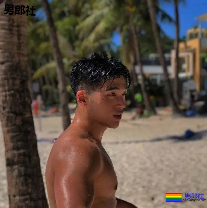 韩国一在读体育生，这组照片是他在海滩度假的时候拍的 - 51虹马