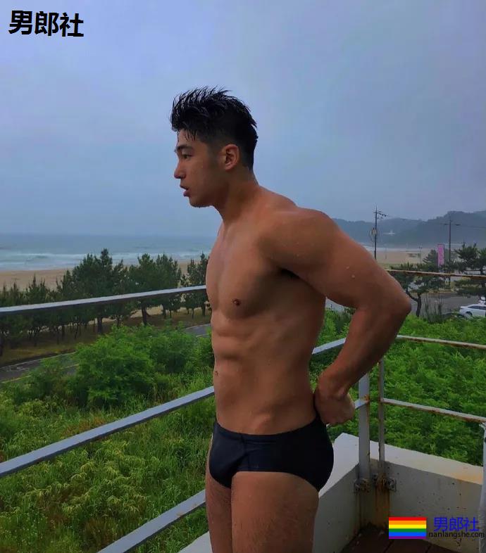 韩国一在读体育生，这组照片是他在海滩度假的时候拍的 - 51虹马