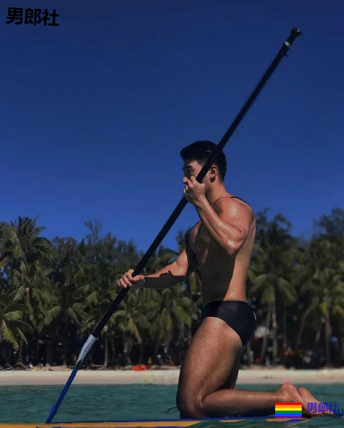韩国一在读体育生，这组照片是他在海滩度假的时候拍的 - 51虹马