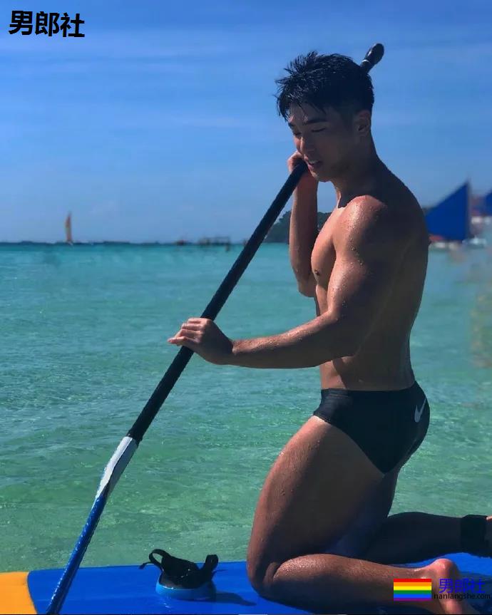 韩国一在读体育生，这组照片是他在海滩度假的时候拍的 - 51虹马
