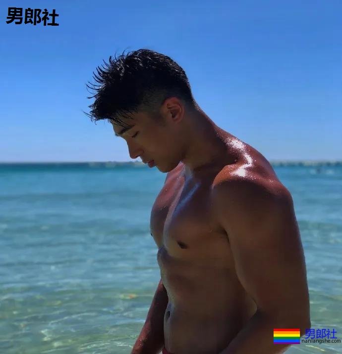 韩国一在读体育生，这组照片是他在海滩度假的时候拍的 - 51虹马