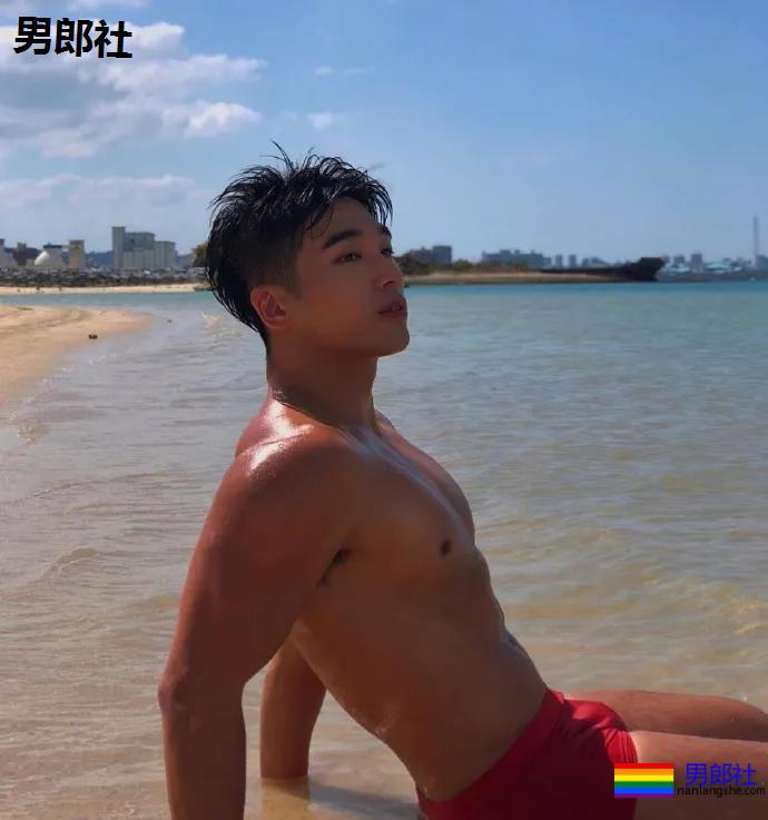 韩国一在读体育生，这组照片是他在海滩度假的时候拍的 - 51虹马