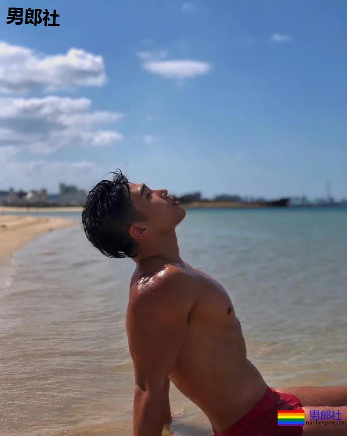 韩国一在读体育生，这组照片是他在海滩度假的时候拍的 - 51虹马