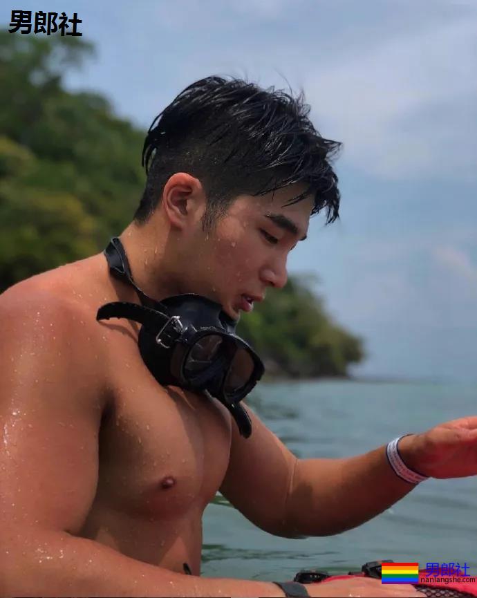 韩国一在读体育生，这组照片是他在海滩度假的时候拍的 - 51虹马