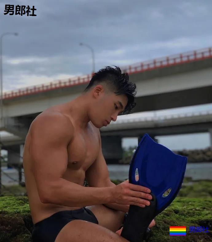 韩国一在读体育生，这组照片是他在海滩度假的时候拍的 - 51虹马