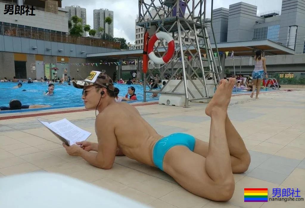 肌肉小哥泳池晒日光浴，那只企鹅亮了！ - 51虹马