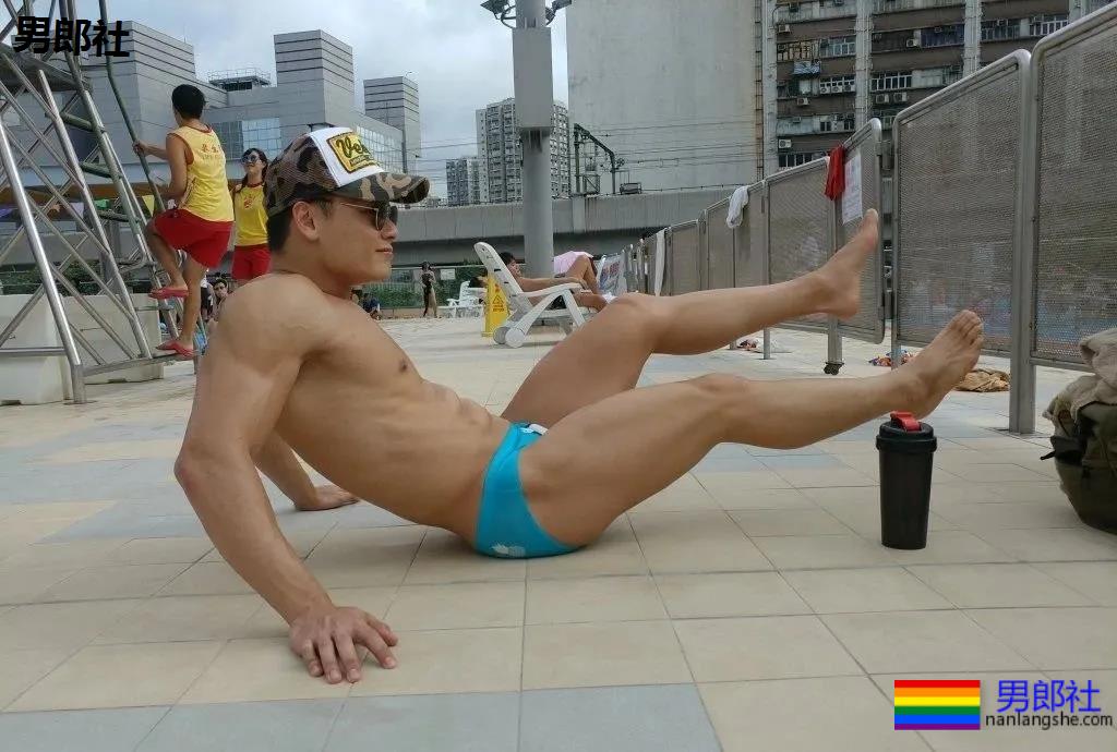 肌肉小哥泳池晒日光浴，那只企鹅亮了！ - 51虹马