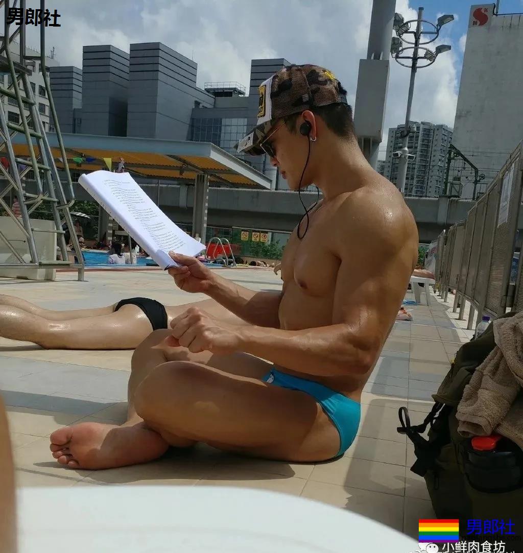 肌肉小哥泳池晒日光浴，那只企鹅亮了！ - 51虹马