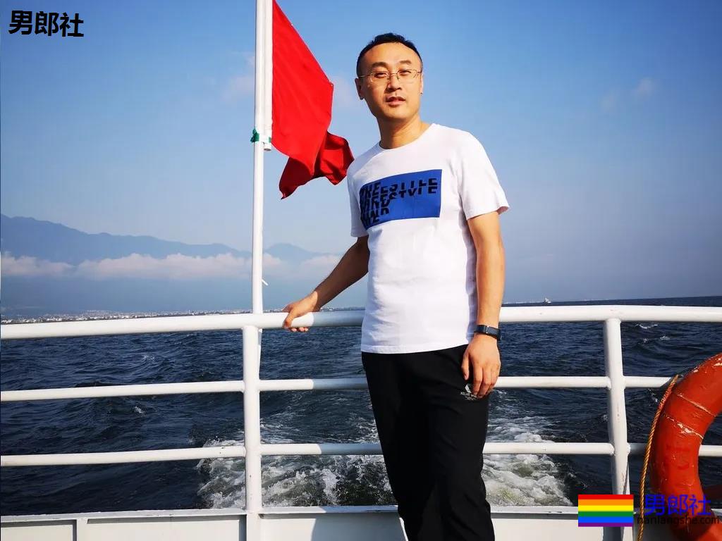 10个gay的高考往事丨“大学期间我和上铺的直男谈了四年恋爱” - 51虹马