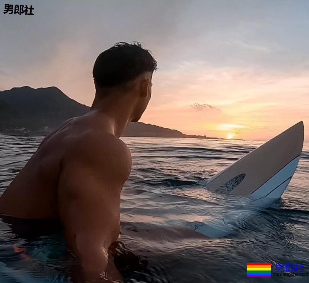 筋肉健身猛男海滩秀肌肉，都是硬照 - 51虹马