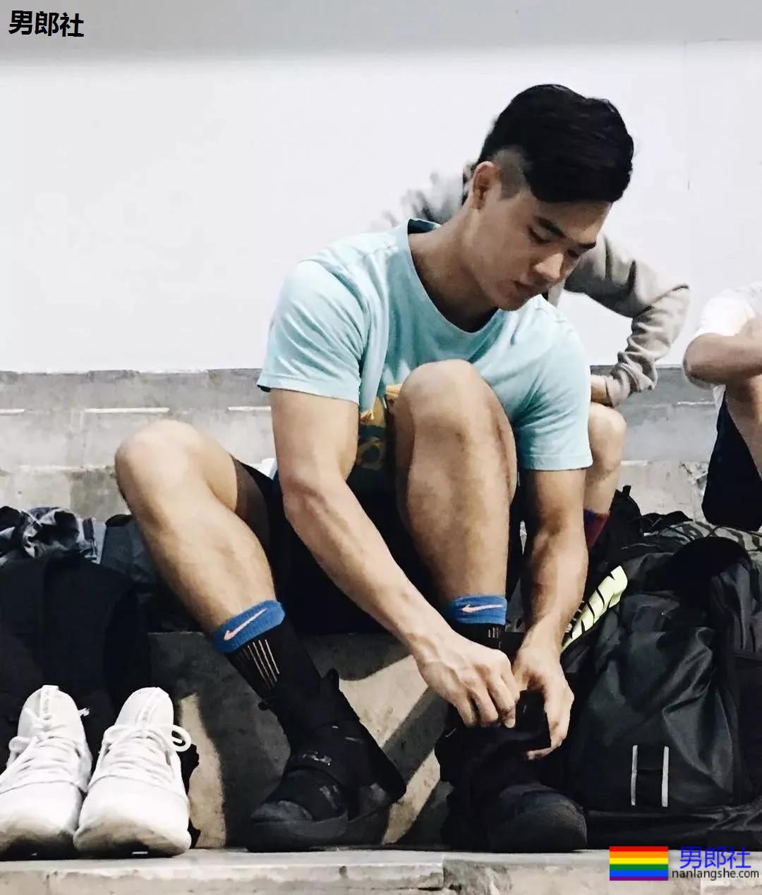 筋肉健身猛男海滩秀肌肉，都是硬照 - 51虹马