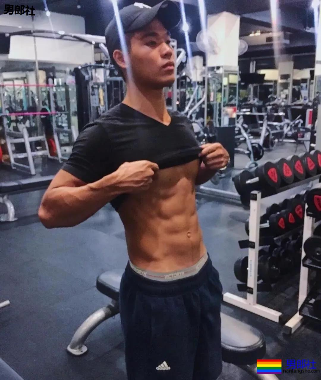 筋肉健身猛男海滩秀肌肉，都是硬照 - 51虹马