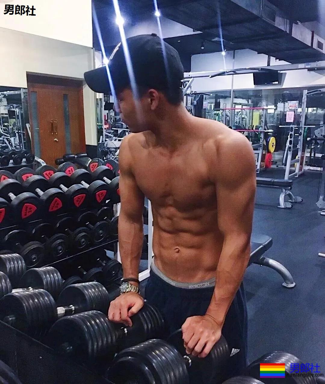 筋肉健身猛男海滩秀肌肉，都是硬照 - 51虹马