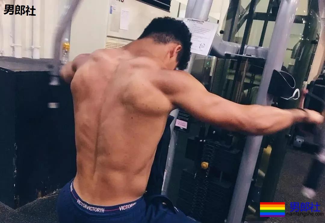 筋肉健身猛男海滩秀肌肉，都是硬照 - 51虹马