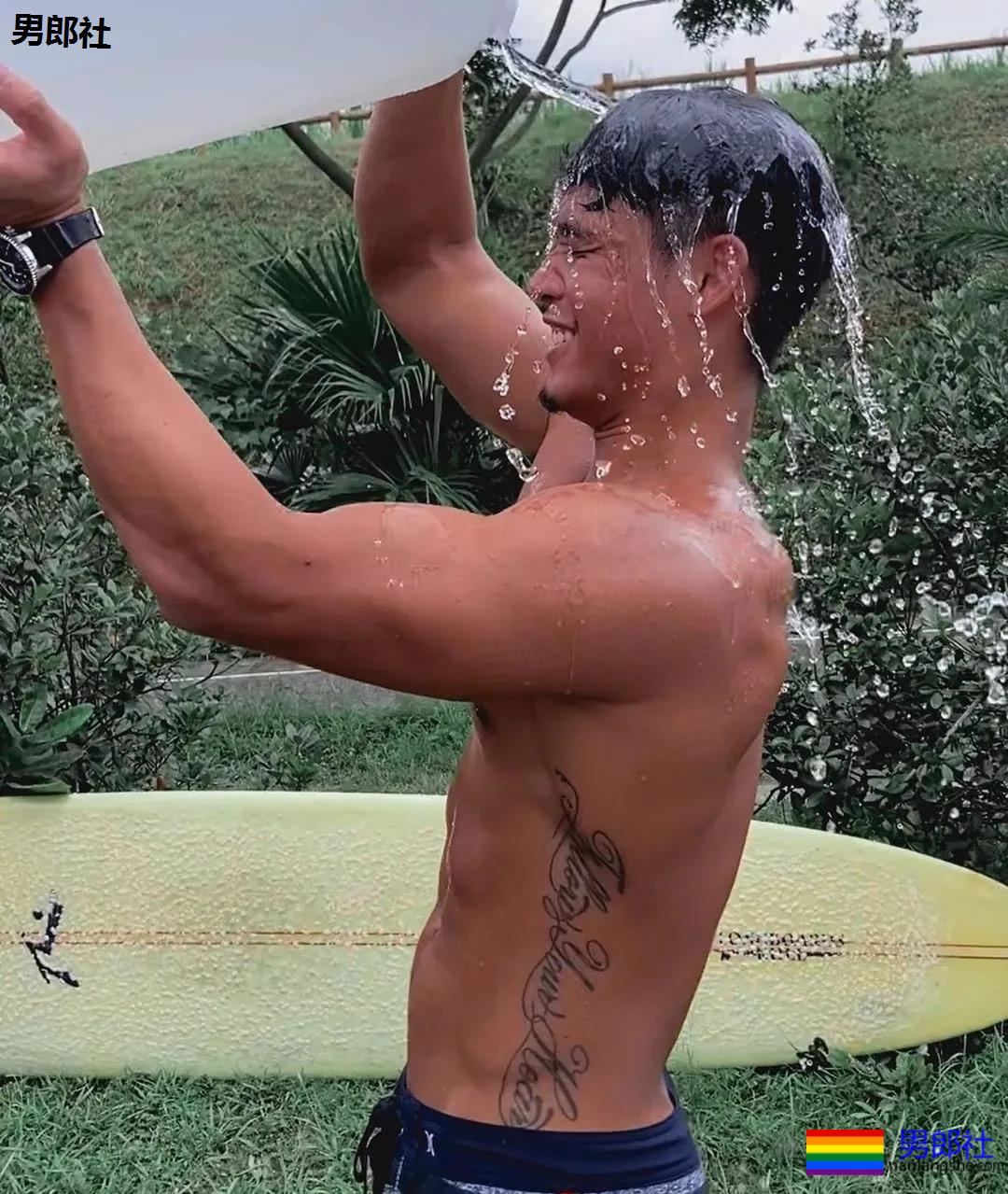 筋肉健身猛男海滩秀肌肉，都是硬照 - 51虹马