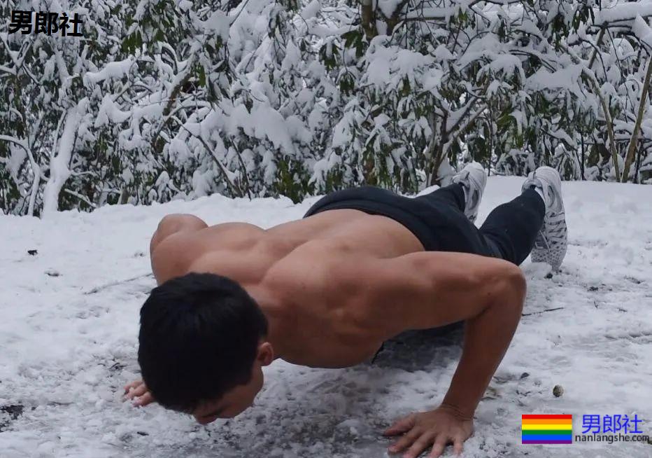 筋肉健身猛男海滩秀肌肉，都是硬照 - 51虹马