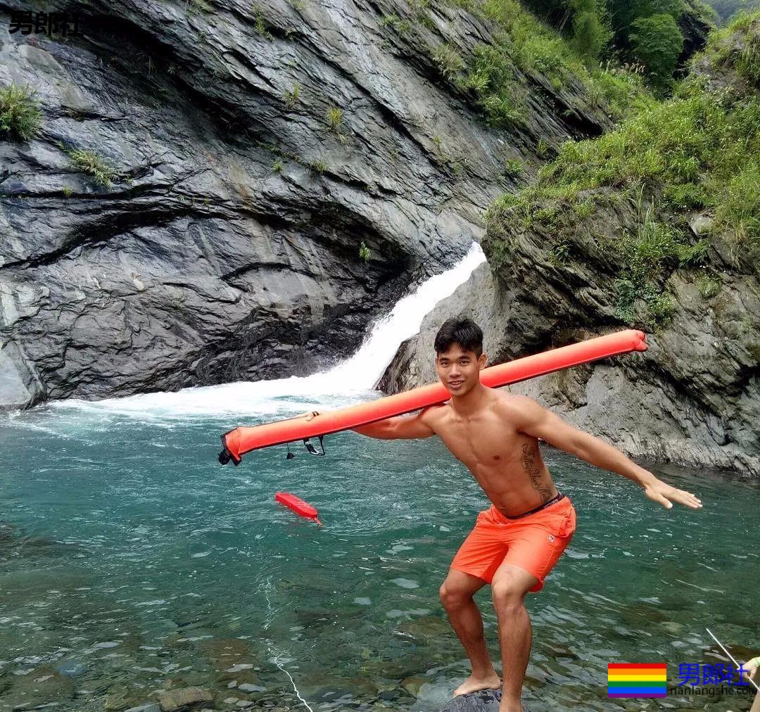 筋肉健身猛男海滩秀肌肉，都是硬照 - 51虹马