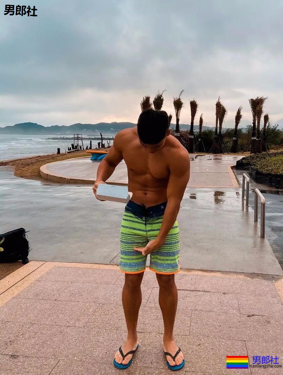 筋肉健身猛男海滩秀肌肉，都是硬照 - 51虹马