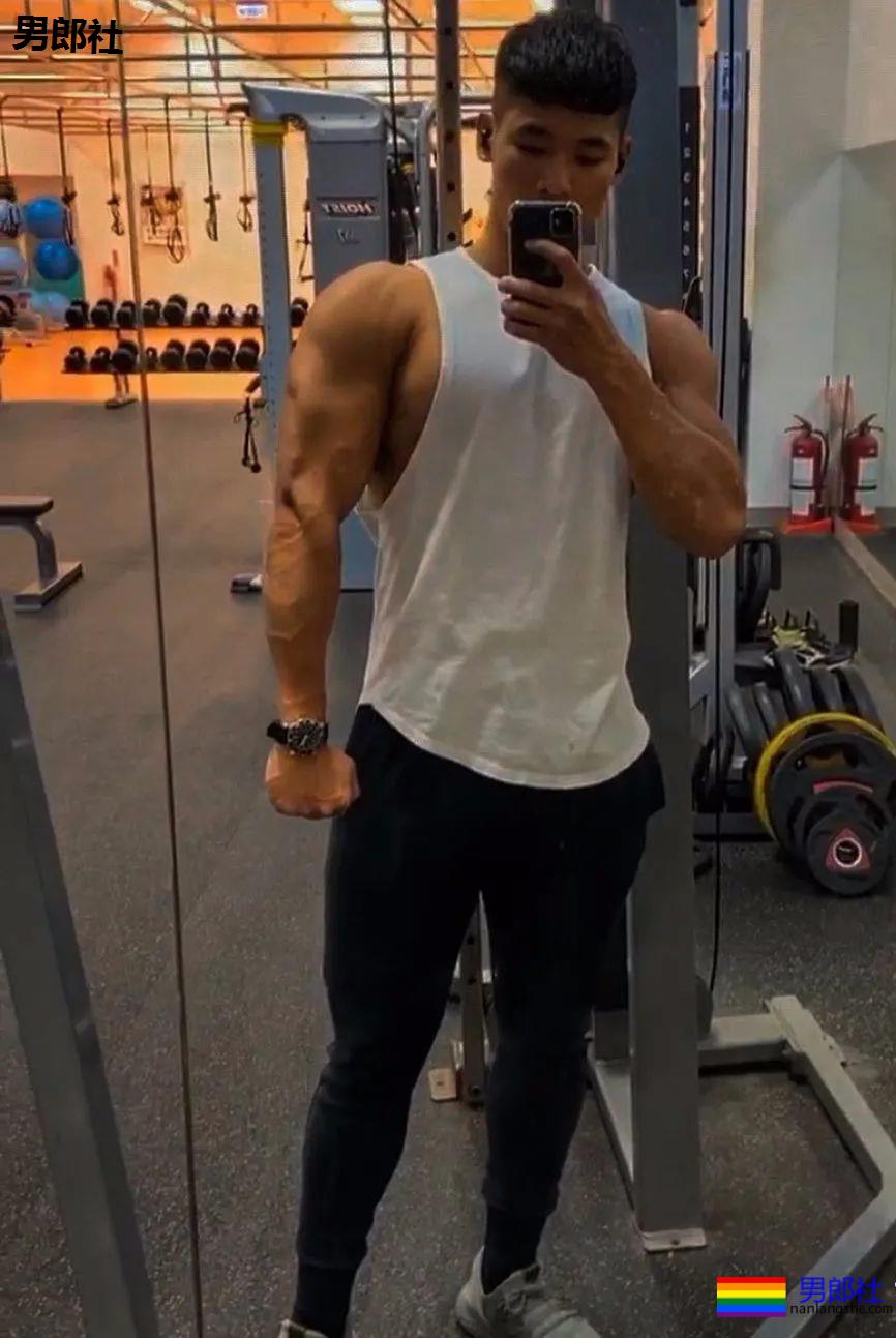 筋肉健身猛男海滩秀肌肉，都是硬照 - 51虹马