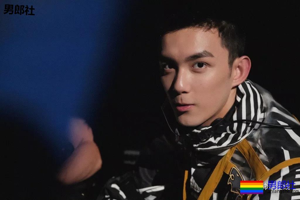 吴磊新剧洗澡戏曝光!寸头腹肌大长腿,长大的弟弟可太撩了! - 51虹马 吴磊新剧洗澡戏曝光!寸头腹肌大长腿,长大的弟弟可太撩了! - 51虹马