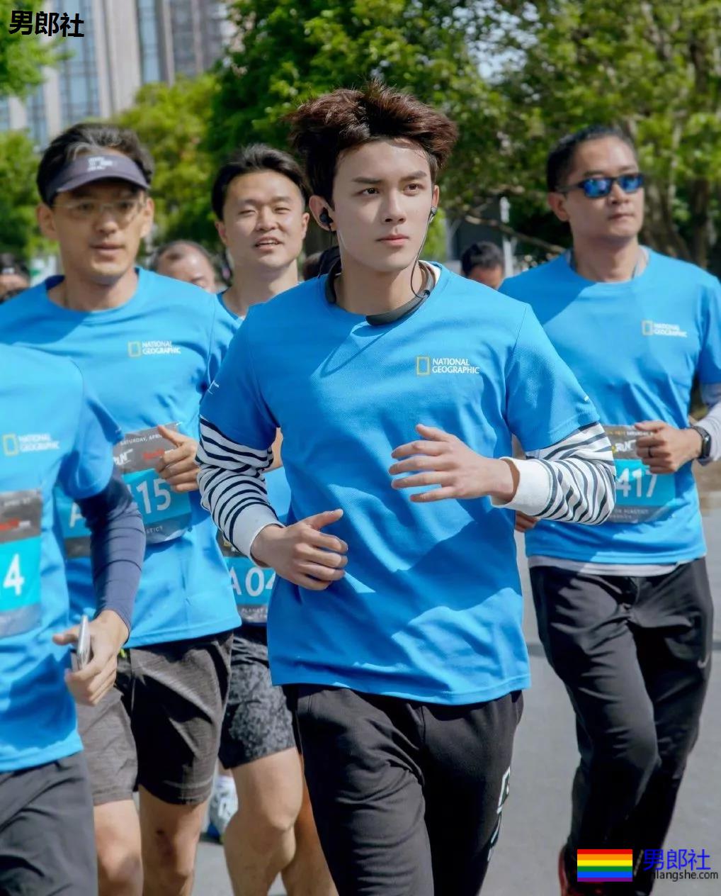 吴磊新剧洗澡戏曝光!寸头腹肌大长腿,长大的弟弟可太撩了! - 51虹马 吴磊新剧洗澡戏曝光!寸头腹肌大长腿,长大的弟弟可太撩了! - 51虹马