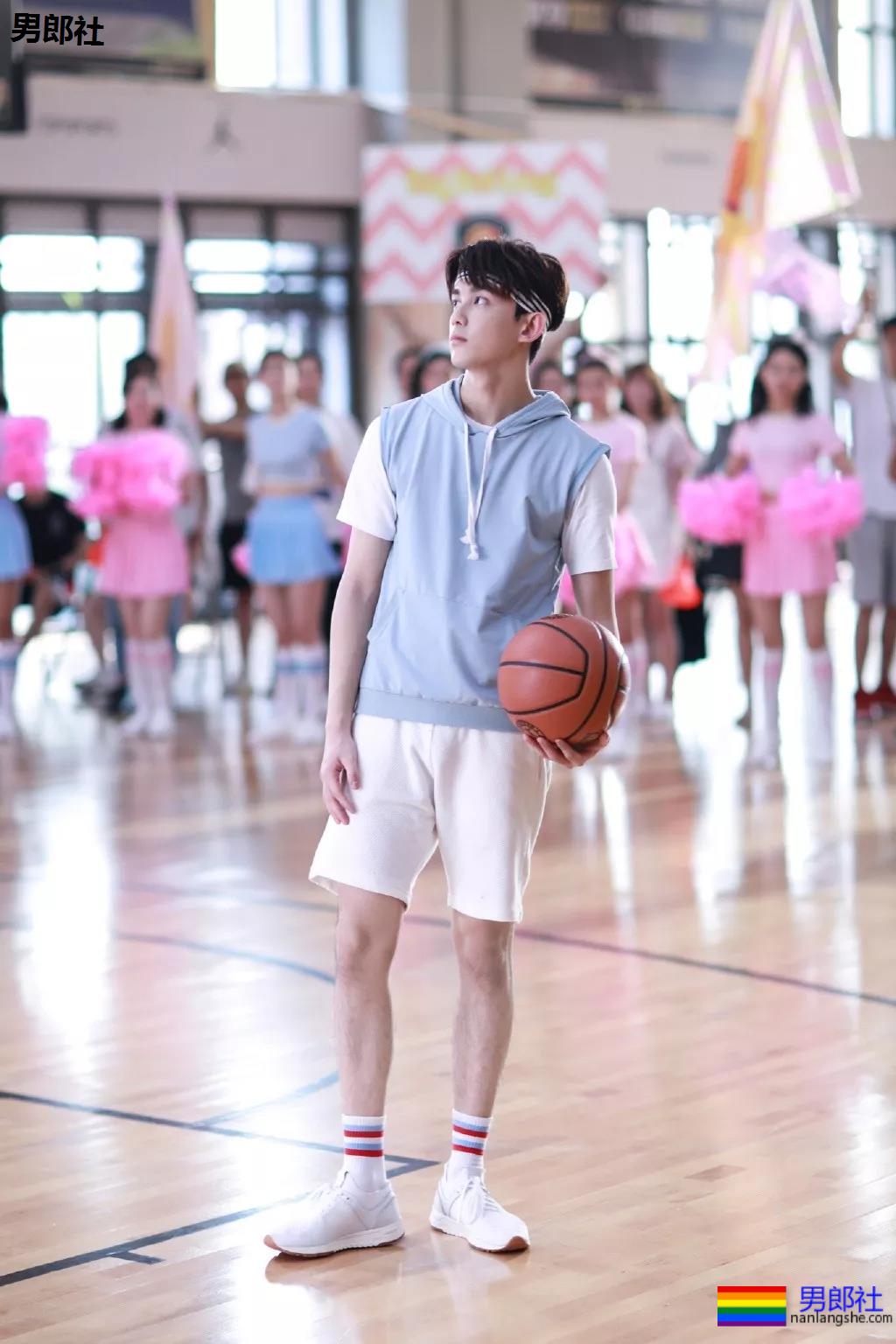 吴磊新剧洗澡戏曝光!寸头腹肌大长腿,长大的弟弟可太撩了! - 51虹马 吴磊新剧洗澡戏曝光!寸头腹肌大长腿,长大的弟弟可太撩了! - 51虹马