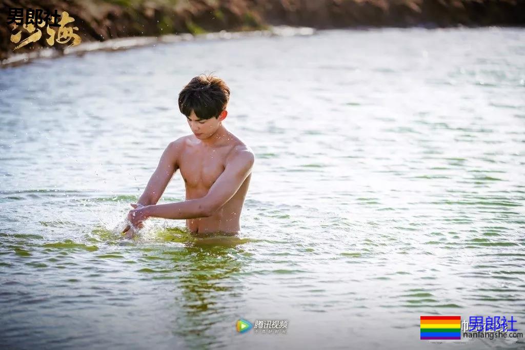 吴磊新剧洗澡戏曝光!寸头腹肌大长腿,长大的弟弟可太撩了! - 51虹马 吴磊新剧洗澡戏曝光!寸头腹肌大长腿,长大的弟弟可太撩了! - 51虹马