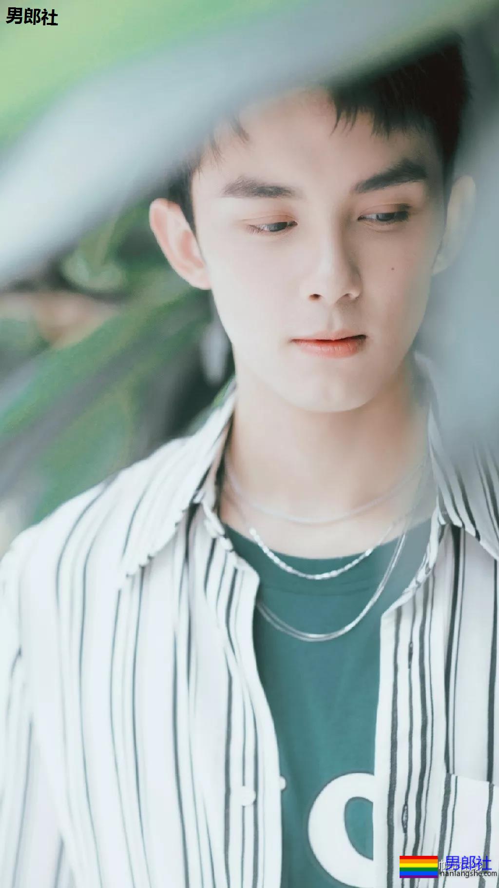 吴磊新剧洗澡戏曝光!寸头腹肌大长腿,长大的弟弟可太撩了! - 51虹马 吴磊新剧洗澡戏曝光!寸头腹肌大长腿,长大的弟弟可太撩了! - 51虹马