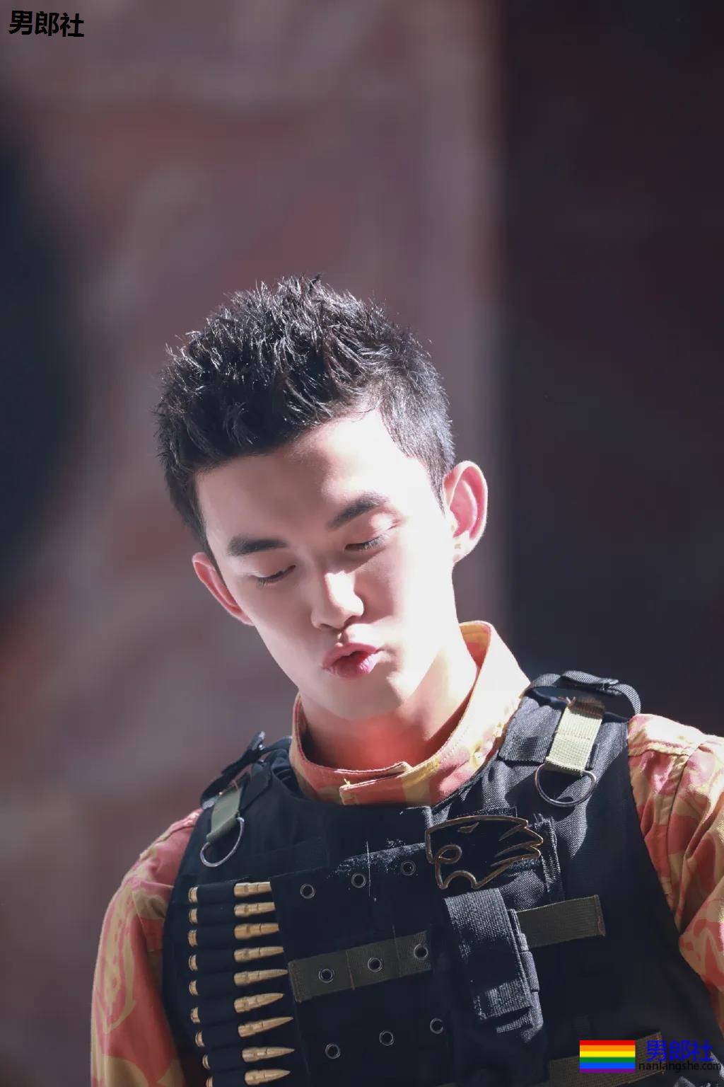 吴磊新剧洗澡戏曝光!寸头腹肌大长腿,长大的弟弟可太撩了! - 51虹马 吴磊新剧洗澡戏曝光!寸头腹肌大长腿,长大的弟弟可太撩了! - 51虹马