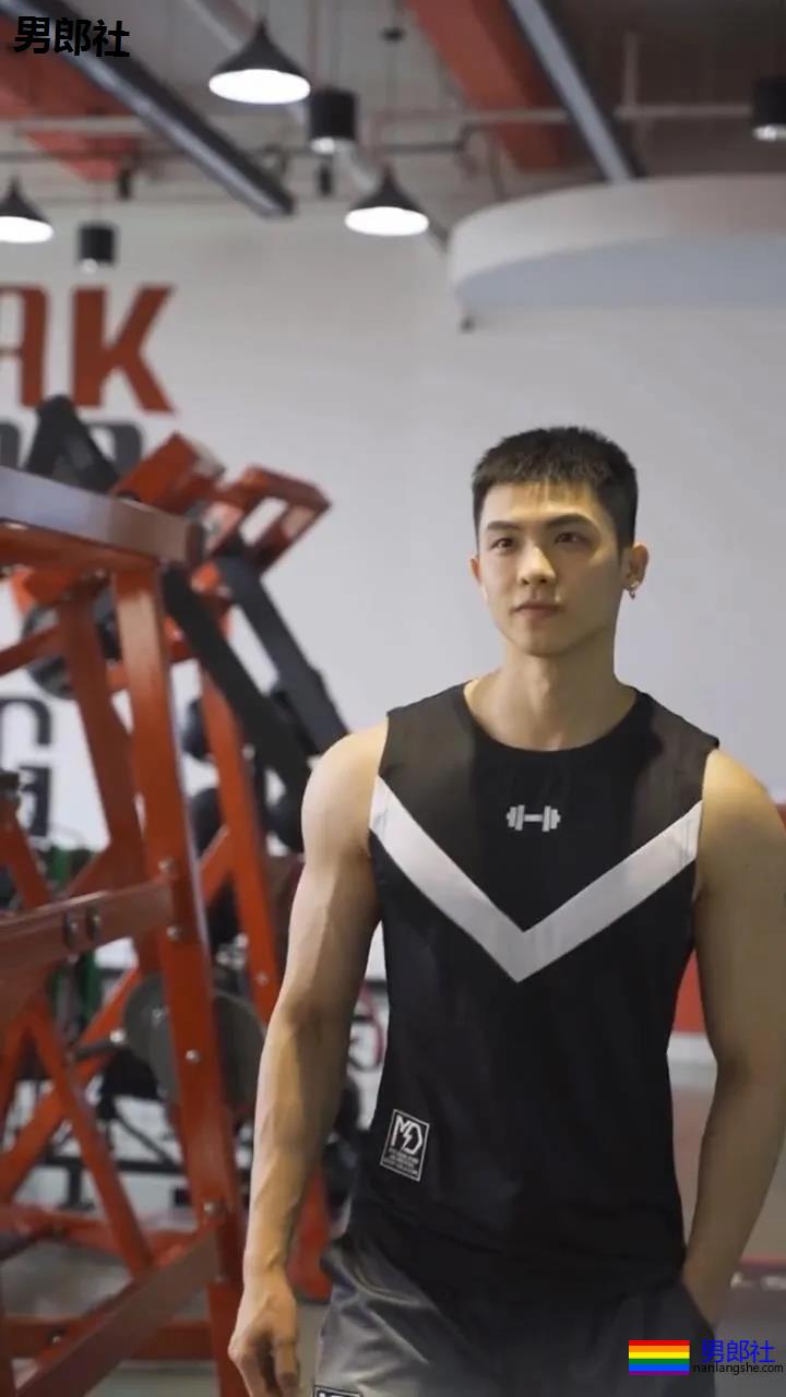 大鼻子体育生阳光大弟弟，翘臀筋肉好身材，一秒掏空你! - 51虹马