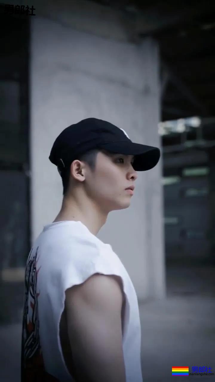 大鼻子体育生阳光大弟弟，翘臀筋肉好身材，一秒掏空你! - 51虹马