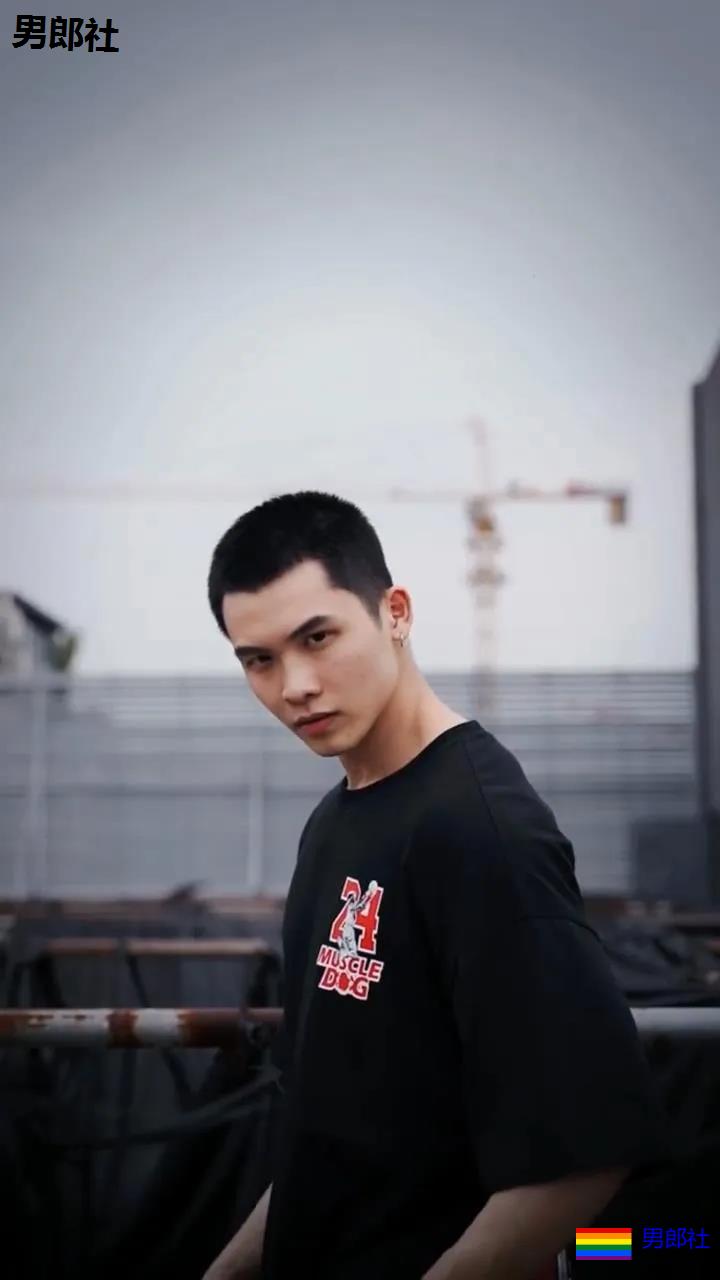 大鼻子体育生阳光大弟弟，翘臀筋肉好身材，一秒掏空你! - 51虹马