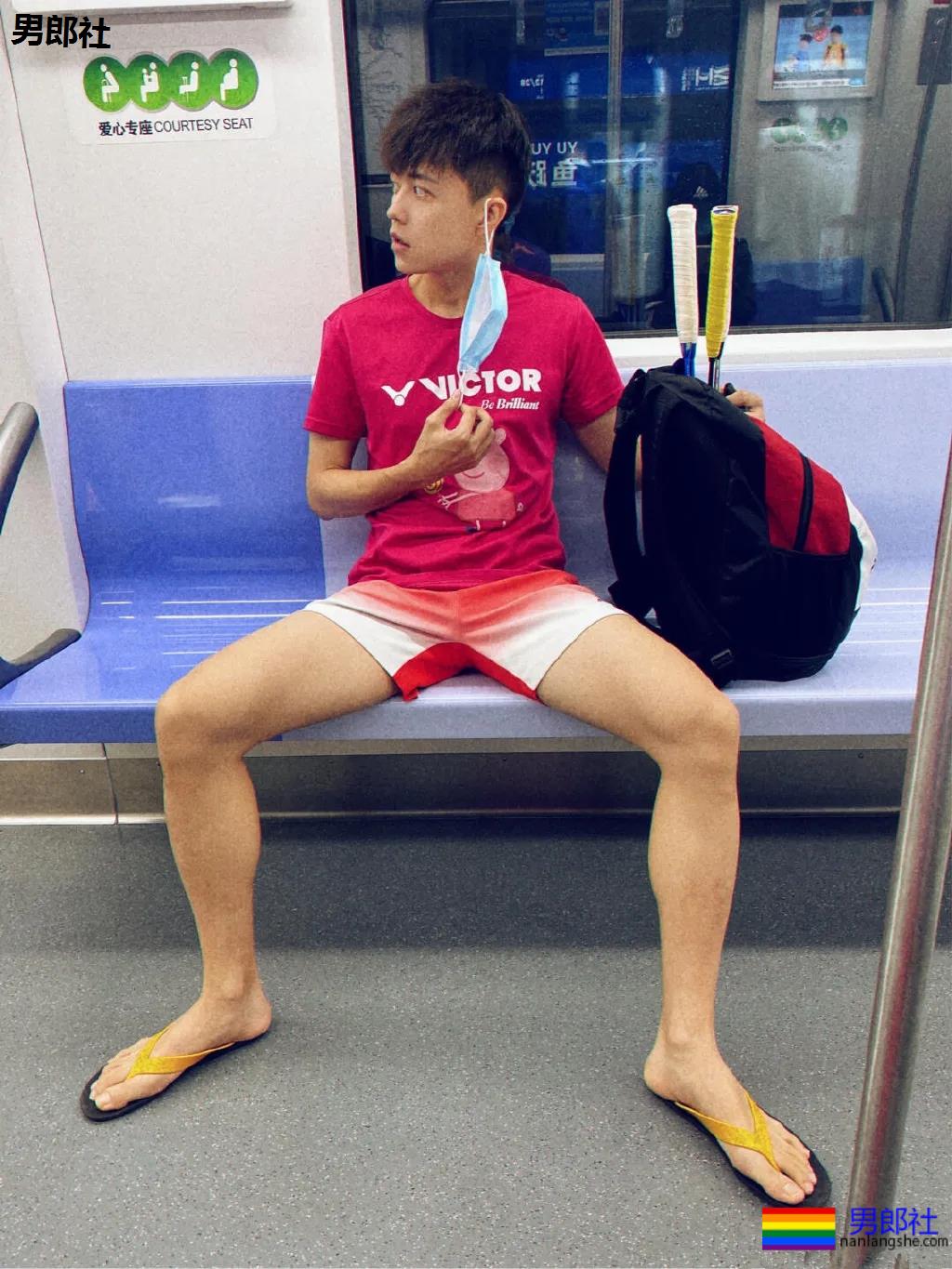 地铁上的小鲜肉张开双腿被路人偷拍，一波野生帅哥偷拍来袭。 - 51虹马