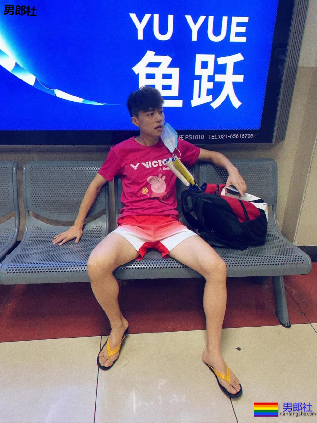 地铁上的小鲜肉张开双腿被路人偷拍，一波野生帅哥偷拍来袭。 - 51虹马