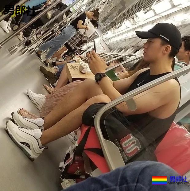地铁上的小鲜肉张开双腿被路人偷拍，一波野生帅哥偷拍来袭。 - 51虹马
